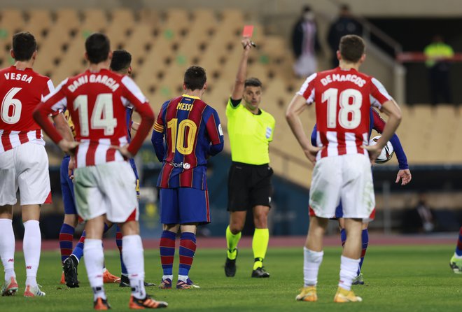 Barcelonin zvezdnik Lionel Messi je bil v finalu španskega superpokala prvič izključen v svoji klubski karieri. FOTO: Marcelo Del Pozo/Reuters