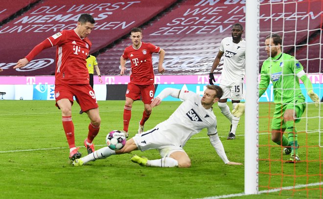 Robert Lewandowski je proti Hoffenheimu dosegel že 24. prvenstveni gol sezone. FOTO: Andreas Gebert/Reuters