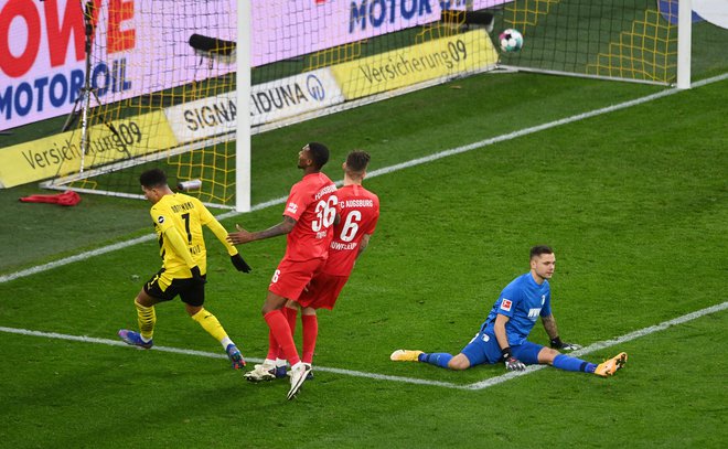 Jadon Sancho je pomagal zrežirati preobrat Borussie iz Dortmunda. FOTO: Sascha Steinbach/Reuters