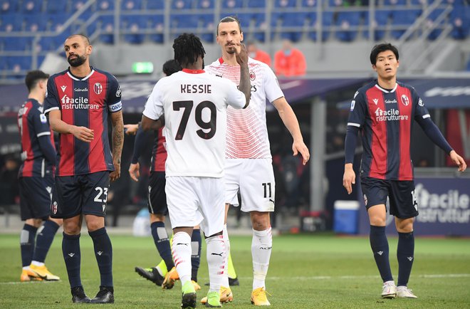 Franck Kessie je bil uspešen z bele točke, Zlatanu Ibrahimoviću pa je pri tem spodletelo. REUTERS/Alberto Lingria FOTO: Alberto Lingria/Reuters