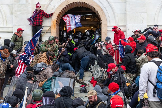 Pri napadu na ameriški kongres in organiziranju Trumpovih privržencev je omrežje parler odigralo ključno vlogo, zato so podjetja, ki obvladujejo spletni promet, ukrepala. Seveda je k tej potezi veliko pripomoglo dejstvo, da je bil Donald Trump že odpisan. FOTO: Shutterstock