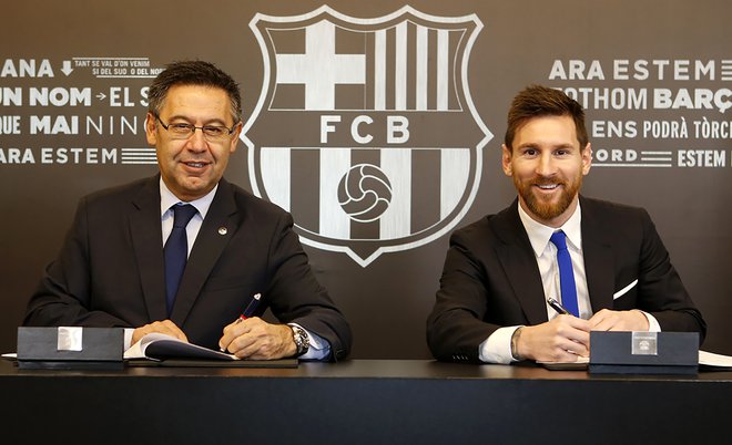 Josep Maria Bartomeu in Lionel Messi sta novembra leta 2017 z nasmehom potrdila dogovor o podaljšanju pogodbe, o številkah, zaradi katerih se zdaj pri Barceloni soočajo z velikanskim dolgom, pa sta molčala. FOTO: AFP