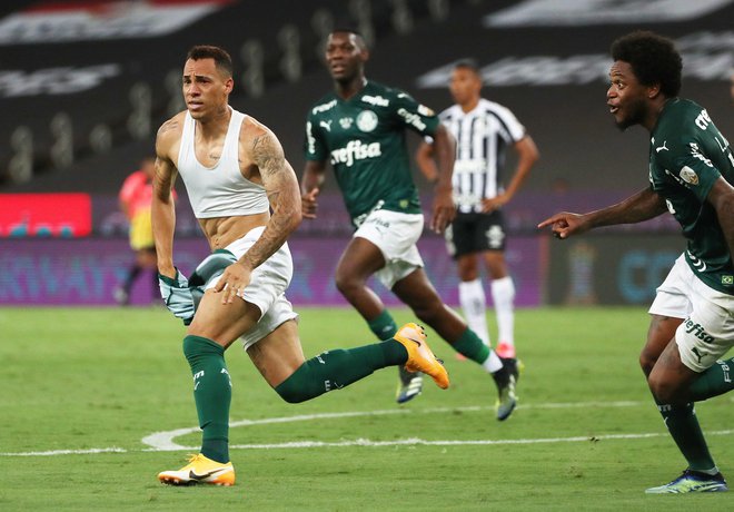 Veliki junak zmagovalca južnoameriške različice lige prvakov za leto 2020 je bil rezervist Breno, ki je edini gol zabil dveti minuti sodnikovega dodatka. FOTO: Ricardo Moraes/Reuters