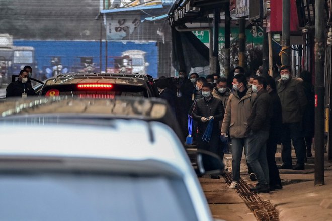 Strokovnjaki WHO so prispeli na tržnico v Wuhanu. FOTO: Hector Retamal/AFP