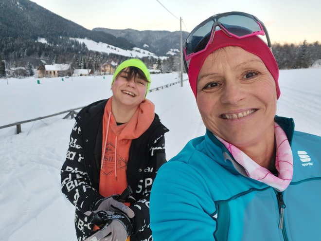 »Mami, kako lepo. Joj, kako si želim smučati. Bi lahko šla en dan?« Odgovor je znan in preveč boleč, da bi ga zmogla napisati. FOTO: Polona Strnad