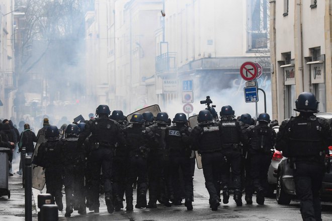 Policija je uporabila solzivec. FOTO: Jean-francois Monier/AFP
