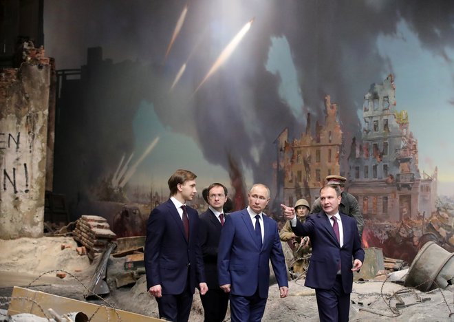 O velikem premoženju Vladimirja Putina sta pisala že Sergej Kolesnikov in Boris Nemcov. Zdaj je dokument o&nbsp;predsednikovem novem bivališču, vrednem dobro milijardo evrov, ki so mu ga zgradili na obali Črnega morja, s svojimi sodelavci objavil tudi Aleksej Navalni.&nbsp;<br />
FOTO: Sputnik via Reuters