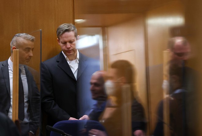 Stephan Ernst (drugi z leve) je bil konec tedna obsojen na dosmrtno ječo zaradi umora politika Walterja Lübckeja leta 2019. FOTO: Kai Pfaffenbach/AFP