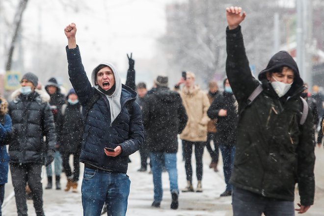 Protestniki med enim od včerajšnjih shodov v podporo priprtemu opozicijskemu politiku Alekseju Navalnemu v Moskvi. FOTO: Maksim Šemetov/Reuters