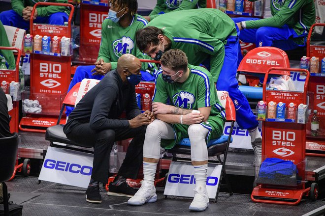 Luki Dončića morata občasno dvigati moralo pomožni trener Jamahl Mosley in srbski center Boban Marjanović FOTO: Jerome Miron/USA Today Sports