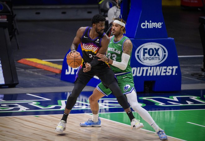 Phoenixov center Deandre Ayton (z žogo) ima svojo računico v dvobojih z Dallasom. FOTO: Jerome Miron/USA Today Sports