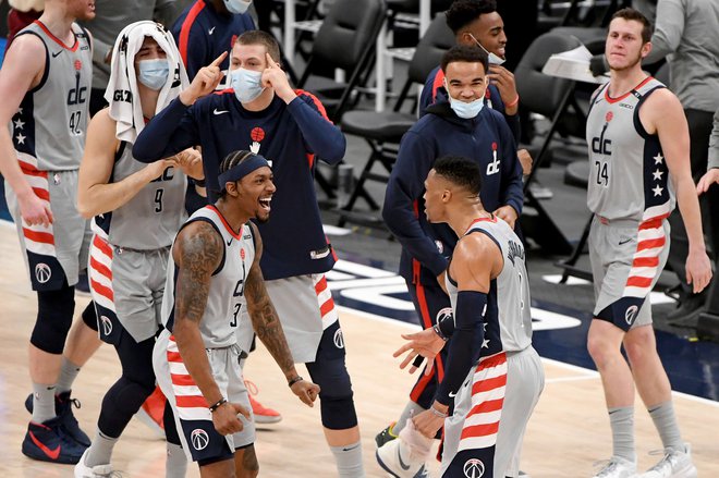 Russell Westbrook (desno) in Bradley Beal sta z natančnima metoma za tri točke v zgolj nekaj sekundah zrežirala zmago Washingtona. FOTO: Will Newton/AFP