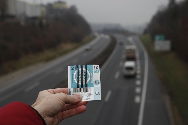 Naprodaj je devet različnih vrst vinjet, cene pa ostajajo nespremenjene. FOTO: Leon Vidic/Delo