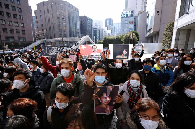 Protest burmanskih priseljencev na Japonskem, kjer so zahtevali izpustitev Aung San Su Či. FOTO: Issei Kato/Reuters