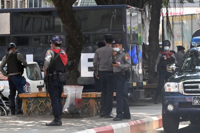 Policisti v Rangunu. FOTO: AFP