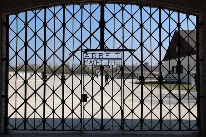 Vhod v koncentracijsko taborišče Dachau u napisom Delo osvobaja. FOTO: Simona Fajfar/Delo