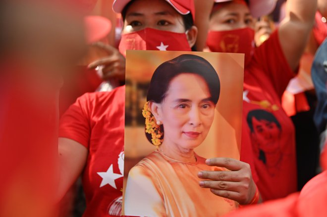 Burmanski prisljenci so v Bankoku organizirali protest v podporo Aung San Su Či in stranki NLD. FOTO: Lillian Suwanrumpha/AFP