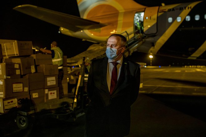 Gospodarski minister Zdravko Počivalšek je po izkušnji s spomladanskimi nabavami zaščitne in medicinske opreme pri pripravah na množično cepljenje prebivalstva previden. FOTO: Voranc Vogel/Delo