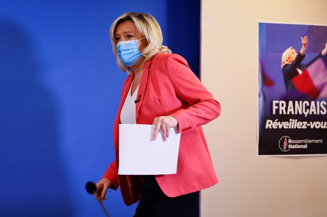 Voditeljica Nacionalnega zbora Marine Le Pen se hoče iz populistke, ki radikalno vznemirja, preleviti v političarko, ki republikansko spravlja. FOTO: Thomas Samson/AFP
