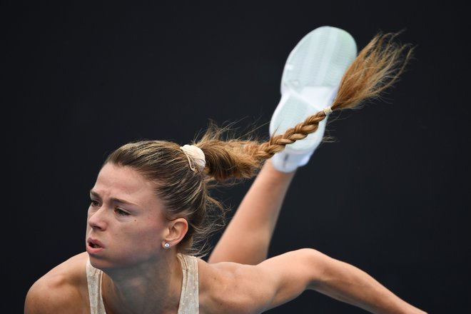 Portret Italijanke Camile Giorgi, ki je po 14-dnevni izolaciji v Melbournu odigrala prvi trening dvoboj proti Francozinji Clari Burel pred začetkom OP Avstralije. FOTO: William West/Afp