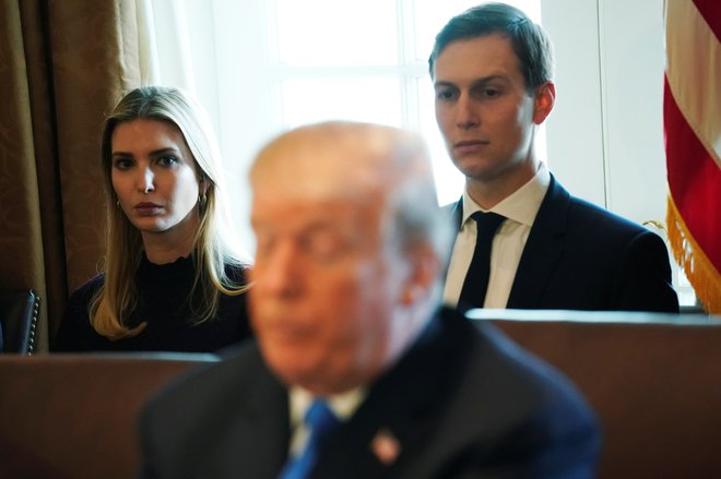 Jared Kushner in žena Ivanka Trump sta veljala za najpomembnejši osebi v ozadju njenega očeta, bivšega ameriškega predsednika Donalda Trumpa. FOTO: Jonathan Ernst/Reuters