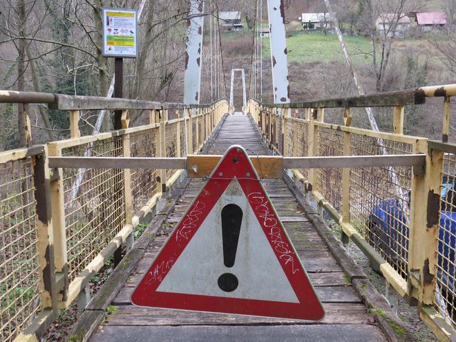 Občinsko vodstvo ne ve, kdo je postavil znak za nevarnost.<br />
FOTO: Bojan Rajšek/Delo