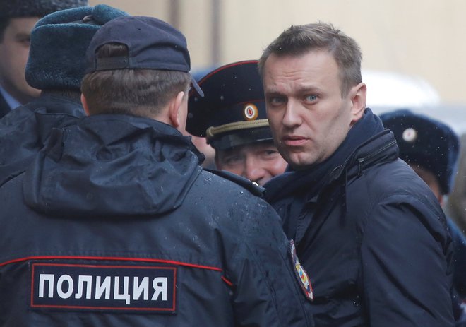 Aleksej Navalni bo, kot kaže, dve leti in pol sedel za zapahi. FOTO: Maksim Šemetov/Reuters