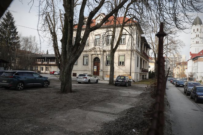 V ljubljanskem UKC so povedali, da bolnišnico na Ulici stare pravde lahko izselijo le, če bodo dobili nove prostore drugje. FOTO: Uroš Hočevar/Delo