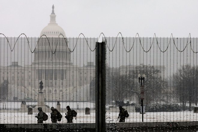 Ameriško prestolnico Washington tudi slab mesec po vdoru Trumpovih privržencev v kongres branijo vojaki nacionalne garde.<br />
FOTO: Cheriss May/Reuters