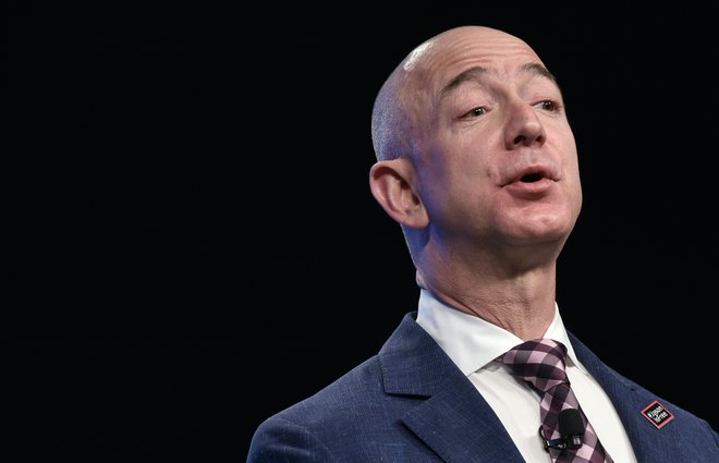 Ustanovitelj Jeff Bezos se bo ukvarjal s strateškimi odločitvami in novimi prijemi.&nbsp;FOTO: Mandel Ngan/AFP