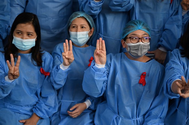 V Burmi stavka zdravstveno osebje v več mestih. FOTO: Je Aung Thu/AFP