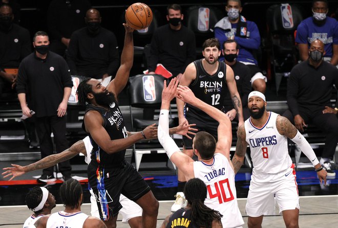 V Brooklynovi zvezdniški trojki je bil James Harden najmanj učinkovit, a je s svojim jubiljenim 50. trojnim dvojčkom dopolnil prvo veliko zmago velike trojke. FOTO: Sarah Stier/AFP