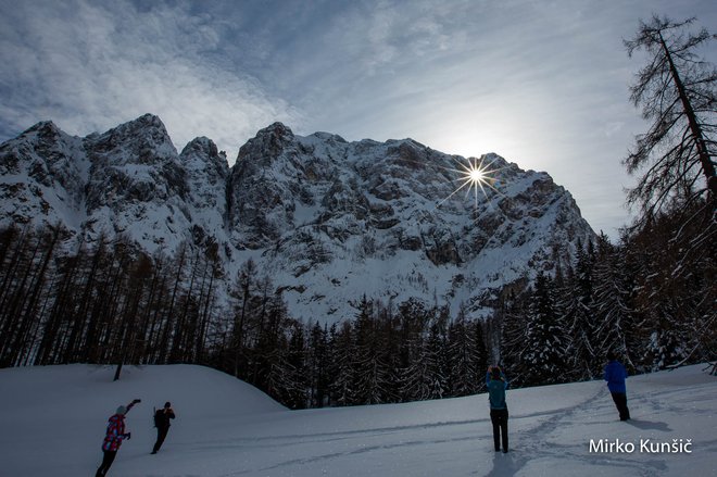 Trentarji za nekaj minut &raquo;posodijo&laquo; Gorenjcem malo sonca. Skozi Prisankovo okno, tako, da ga malo &raquo;odprejo&laquo; ...FOTO: Mirko Kunšič