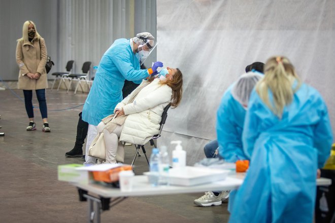 Do vključno ponedeljka je bilo v Sloveniji cepljenih 53.112 oseb. FOTO: Voranc Vogel/Delo