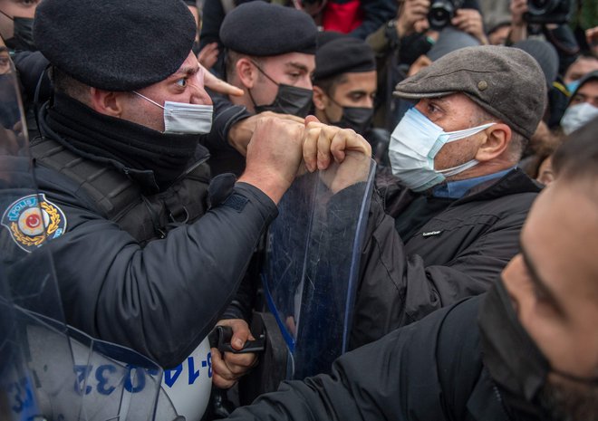 Turške oblasti so na študentskih protestih na istanbulski univerzi Bogazici pridržale več deset ljudi. Študenti protestirajo zaradi odločitve turškega predsednika Recepa Tayyipa Erdogana, da je na čelo univerze imenoval njegovega lojalnega sodelavca Meliha Buluja. FOTO: Bulent Kilic/Afp