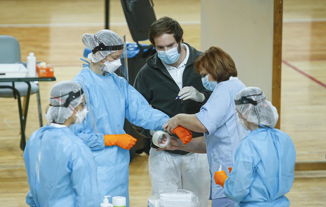 Večja precepljenost zaposlenih v zdravstvenih poklicih je ključna za zaščito najranljivejših skupin. FOTO: Jože Suhadolnik/Delo