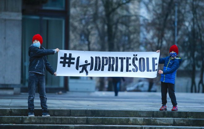 Konec tedna so se po Sloveniji vrstili protestni shodi, na katerih so starši in učenci zahtevali, da vlada odpre šole za vse učence in dijake. FOTO: Jože Suhadolnik/Delo