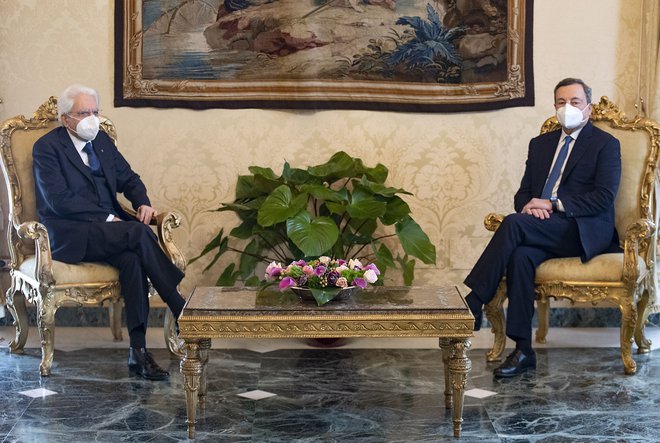 Mario Draghi (desno) in Sergio Mattarella na današnjem srečanju. FOTO: Francesco Ammendola/AFP