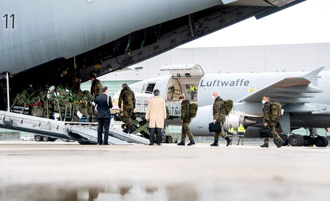 Tako so se danes na polet na Portugalsko odpravljali nemški vojaški zdravniki. FOTO: Hauke-Christian Dittrich/AFP