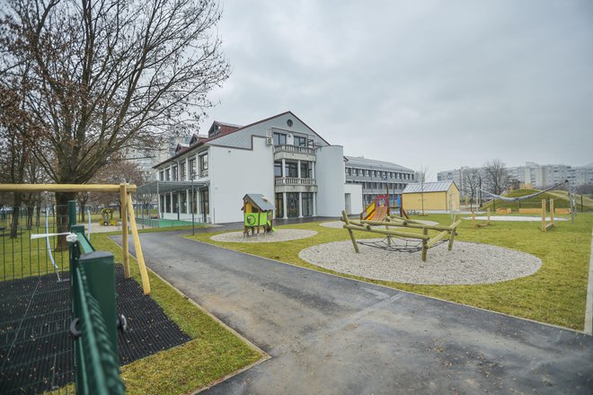 Osnovna šola Nove Fužine in vrtec Pedenjped sta bila nedavno v celoti obnovljena. FOTO: Jože Suhadolnik/Delo