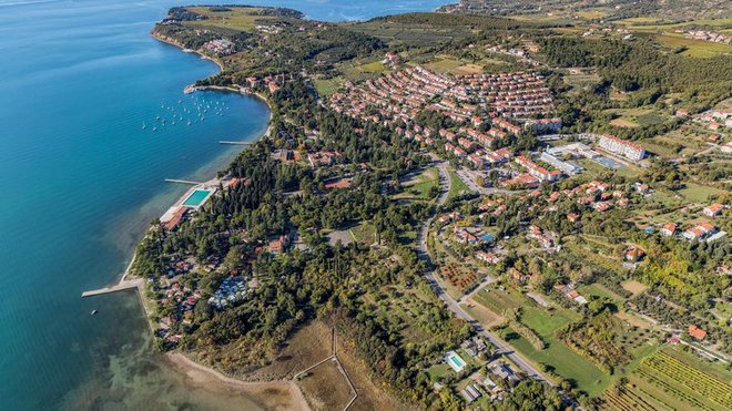 Na območju ankranskega polotoka se je ohranilo nekaj starih vil, ki zaradi omejitev, povezanih s kulturno dediščino, težko najdejo kupca.&nbsp; FOTO: Jaka Ivančič/Občina Ankaran