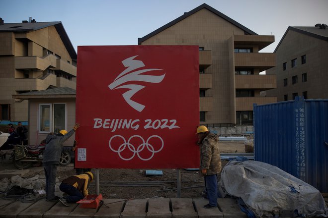 Zhangjiakou, kjer bodo nordijci, biatlonci in deskarji, se pripravlja na igre, na fotografiji urejanje olimpijske vasi. FOTO: Thomas Peter/Reuters