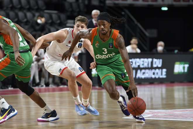 Kendrick Perry je bil še enkrat prehiter za tekmečeve košarkarje. FOTO: EuroCup