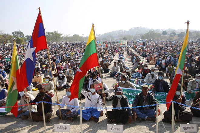 Podporniki vojske so se danes zbrali v burmanski prestolnici Naypyitaw. FOTO: AFP