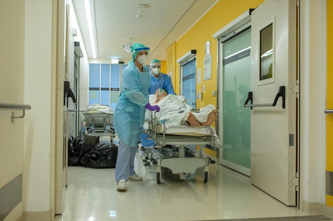 Število covidnih bolnikov v bolnišnicah je padlo pod tisoč. FOTO: Voranc Vogel/Delo
