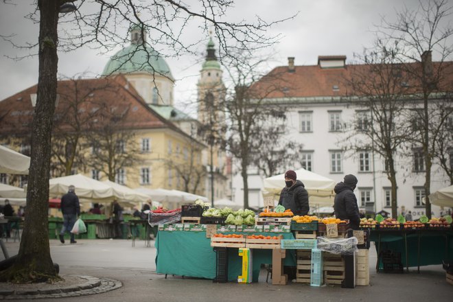 Glavna tržnica je bila vedno zelo priljubljeno stičišče druženja med prodajalci, meščani in obiskovalci prestolnice. Zaradi epidemije je slika v teh dneh precej drugčna. FOTO: Jure Eržen/Delo