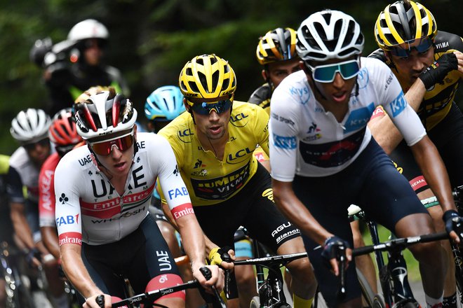 Egan Bernal (desno) tokrat verjetno ne bo tekmec Pogačarja in Rogliča na Touru. FOTO: Marco Bertorello/AFP