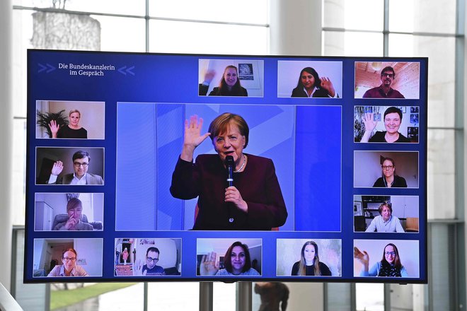 Kanclerka Angela Merkel se je s starši pogovarjala o njihovih težavah, skrbeh in pričakovanjih med krizo. FOTO: John Macdougall/AFP