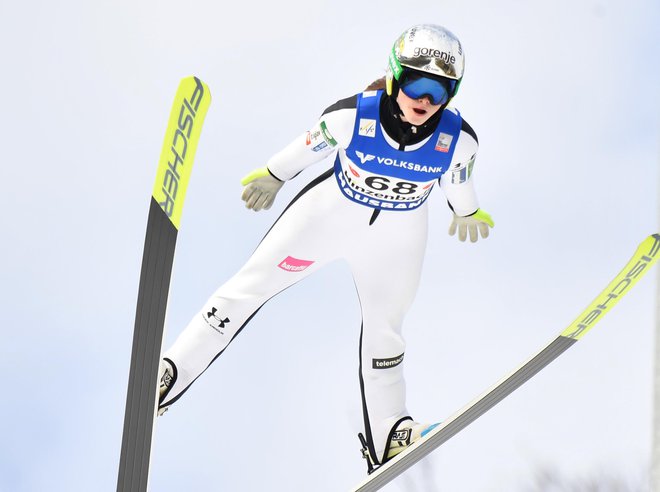 Nika Križnar je takole skočila do krstne zmage v svetovnem pokalu. FOTO: Barbara Gindl/AFP