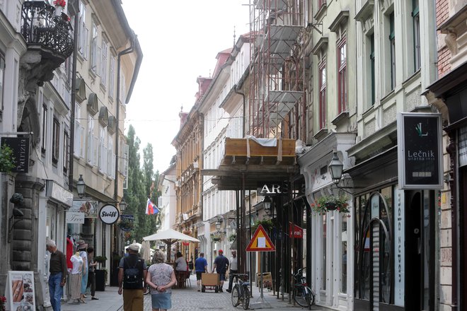 Stare Ljubljane več ne napolnjujejo množice turistov. Foto Igor Mali